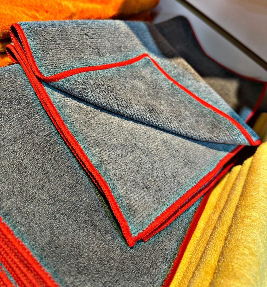 MICRO 40X40 GRIS BORDE ROJO