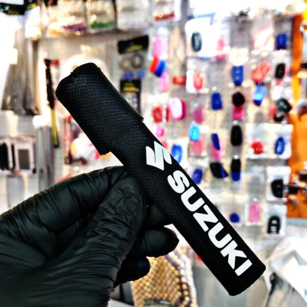 CUBRE PALANCA NEOPRENE SUZUKI NEGRO/BLANCO