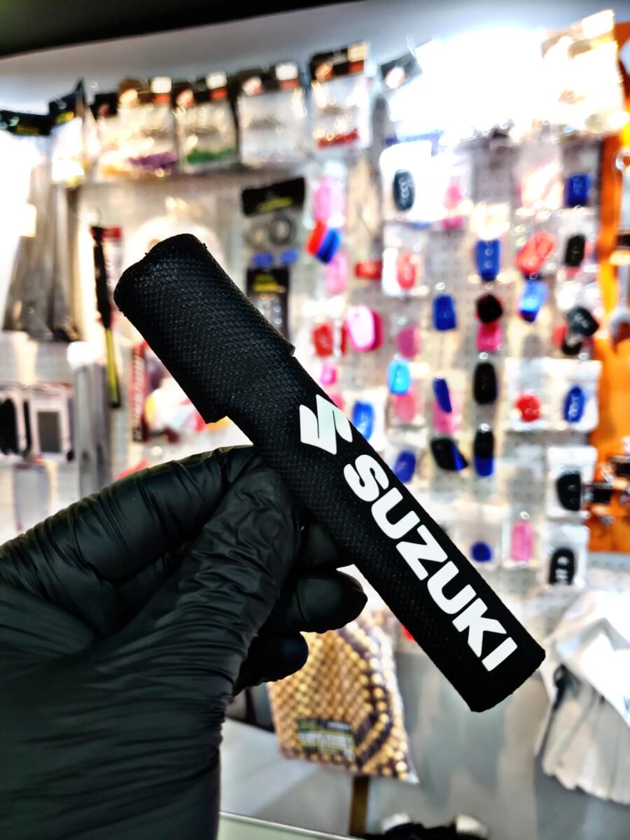 CUBRE PALANCA NEOPRENE SUZUKI NEGRO/BLANCO