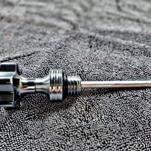 TAPON MEDIDOR DE ACEITE LARGO PLATEADO