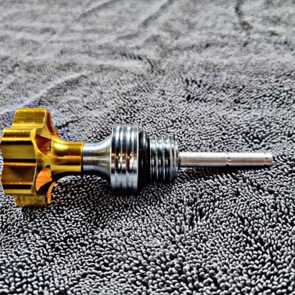 TAPON MEDIDOR DE ACEITE CORTO DORADO