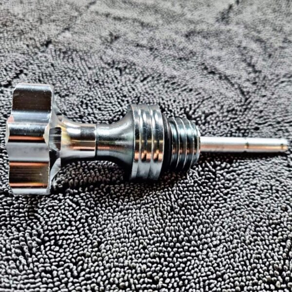 TAPON MEDIDOR DE ACEITE CORTO PLATEADO