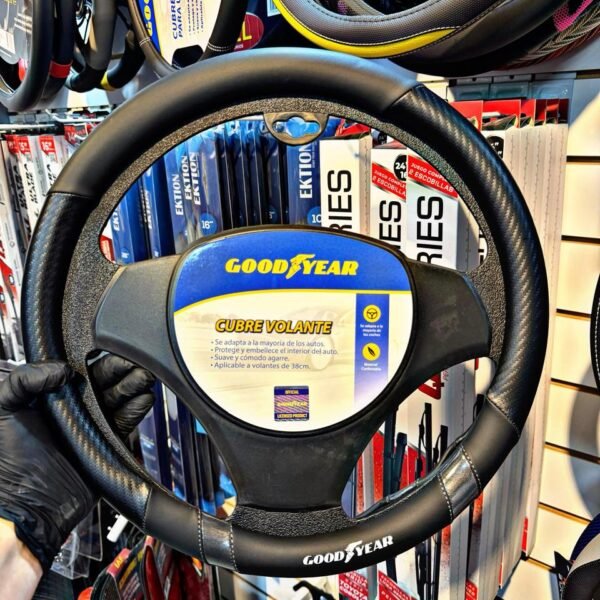 CUBRE VOLANTE GOODYEAR, NEGRO CON CARBONO, TIRAS METALIZADAS GRIS, AUTO 38CM