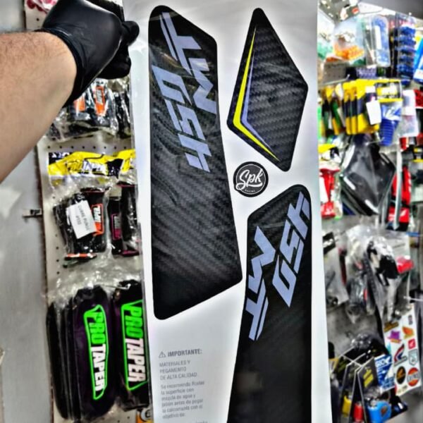PROTECTOR DE TANQUE CF MOTO 450 MT CARBON/AMARILLA